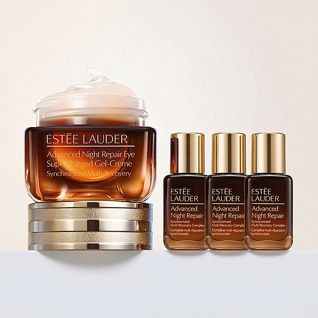 将产品置于浅色背景上，背景为柔和米白或浅灰渐变，突出雅诗兰黛Advanced Night Repair Eye Gel-Creme与三瓶精华的高端质感，保持原构图与光影，增强产品反光与玻璃质感，无手部、无干扰元素