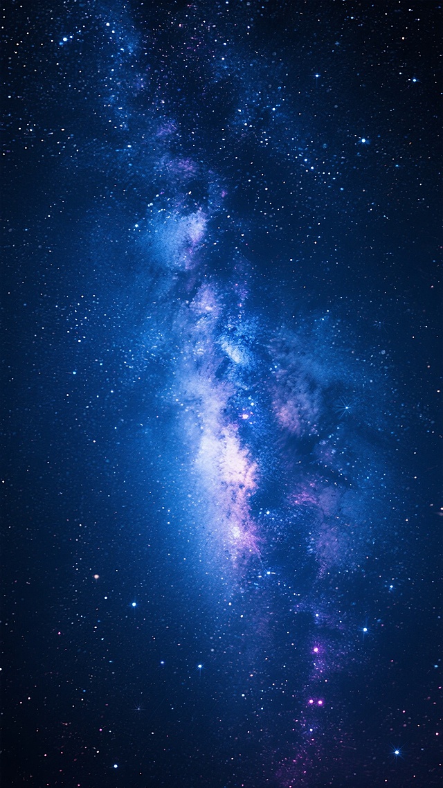 一张深邃的星空背景图，画面中布满了无数闪烁的星星，深蓝色的夜空中，一条明亮的银河贯穿其中，银河呈现出蓝白色的光芒，边缘泛着淡淡的紫色和粉色，星光璀璨，给人一种神秘而宁静的感觉。