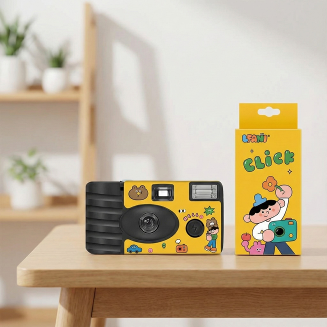 这是一款可以定制的一次性胶片相机，换个背景图，但是不要纯色，要简约的款式，相机的款式不要变，相机挨着外包装盒，类似于在室内的背景图，把相机放在桌子上，画面要协调，视觉中心是相机，虚化背景，主次要分明，预览效果