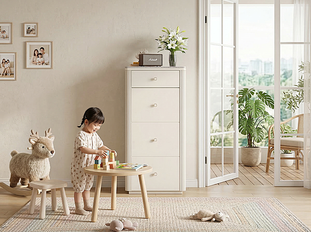 图中的白色斗柜角度不变，靠墙放置在温馨的客厅中，斗柜右边是阳台，左边是儿童凳子和小鹿玩具马，斗柜前方左边是桌子，有4岁亚洲女童正站在地毯上玩桌上的玩具，整体氛围温馨治愈