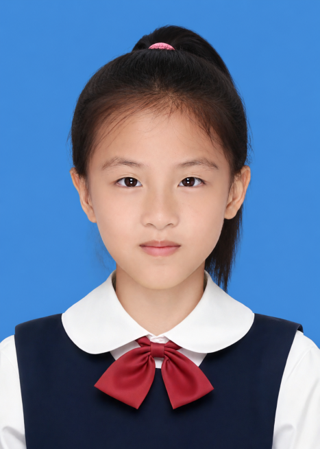 将小女孩原本的双丸子发型修改为高马尾发型，保持小女孩的五官、服装、蓝色背景都不变，整体保持证件照风格，自然真实预览效果