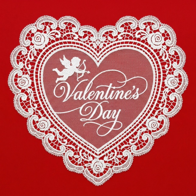 主体“Valentine's Day ”，采用刺绣工艺的流畅连笔花体的白色艺术字，笔画纤细（横细竖粗，字间笔画连接、撇捺延长带装饰感）。结合丘比特剪影一起绣在一个精致的白色蕾丝贴花工艺的多层结构呈现的预览效果