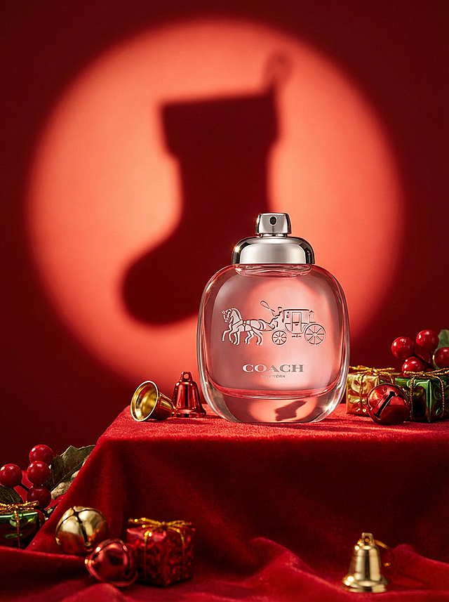 玻璃风香水瓶融合微缩艺术与重拟物设计，圣诞元素点缀，光影感烘托喜庆奢华氛围，传递优雅复古的节日时尚感。