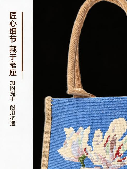生成3:4竖版细节工艺解析图，主体为麻布袋提手与包身连接处特写，占据画面65%，清晰展示编织纹理和加固缝线细节。左侧竖排排列主标题“匠心细节 藏于毫厘”和副标题“加固提手 耐用抗造”，主标题加粗26p预览效果