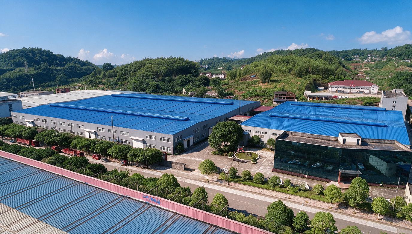 参考第一张图的高端商务建筑摄影风格，美化这张厂区航拍图：湛蓝通… - 图片创意预览