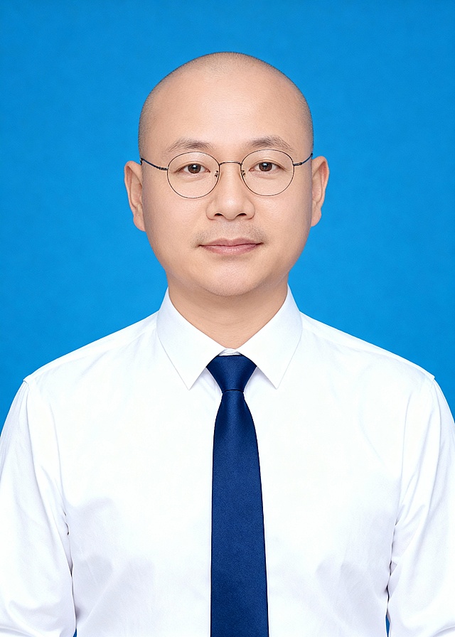 男生白色衬衫蓝底证件照