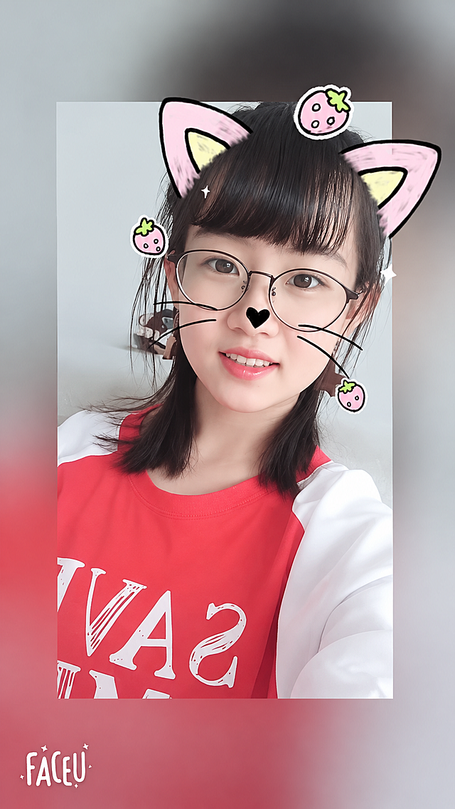 优化这张照片，提升画面清晰度和画质，去除噪点，使人物面部更精致自然，保留原图的猫耳贴纸等可爱元素和整体构图风格