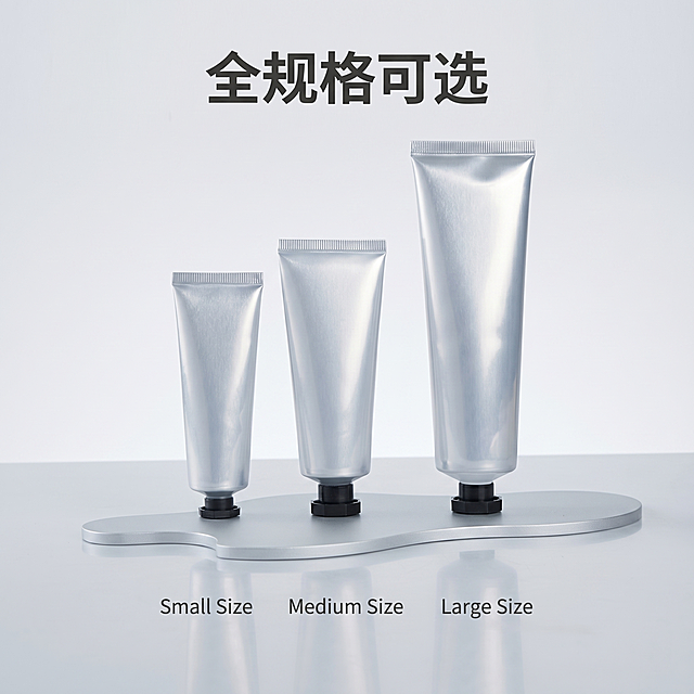 [主图 4] 规格展示：铝塑复合软管包材多规格全景展示。
[氛围风格] 轻奢高级简约风格，统一整体视觉调性
[画质] 商业摄影质感、光线柔和通透、产品清晰真实、画面干净高级。
[元素] 三款不同规格的铝塑复合软管从左到右从小到大整齐排列展示，清晰呈现全尺寸规格，放置在简约同色系展示台。保持三款软管规格比例、外观材质颜色与输入产品图绝对一致，杜绝任何变形和色差，精细化处理。产品总占比控制在 60%-80%之间，画面满屏无边框。背景为浅灰白色和首图统一。
[光影] 布光均匀立体，每个规格产品都有清晰轮廓和柔和阴影，呈现材质高级感。
[配色] 主色调浅银灰，和整套主图配色方案保持一致。
[视角构图] 平视角全景构图，所有规格完整展示，无裁切。
[文字版式] 下方每个规格产品对应标注尺寸规格文字，顶部居中主标题 "全规格可选" 粗体深灰，文字标注清晰不遮挡产品主体。
[比例分辨率] 1:1 比例，2k分辨率，文字清晰锐利，画面超高清。
[负向提示词] 变形，水印，文字错乱，产品图模糊，背景杂乱，配色刺眼，遮挡主体