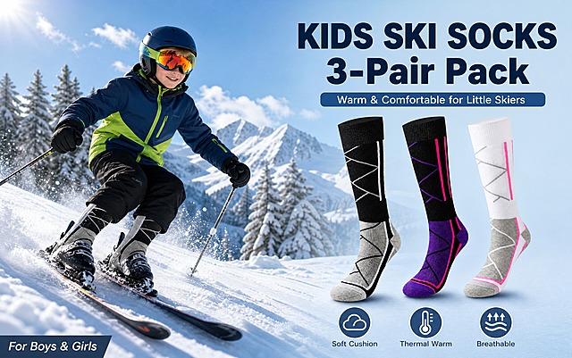 亚马逊高级A+电脑端横版主图，儿童滑雪袜产品Banner。画面左侧约55%区域为真实滑雪场景：一位欧美白人小男孩约8-10岁，金色短发，戴深蓝色滑雪头盔和橙色反光护目镜，身穿深蓝色与荧光绿色拼接的专业滑雪服和黑色滑雪裤，脚穿滑雪靴，正从雪坡上侧身滑下，身体微倾呈动态滑行姿态，表情阳光自信。小男孩的滑雪靴上方清晰露出穿着的儿童滑雪袜，袜子外观与产品图完全一致：黑灰拼色搭配白色几何线条图案，袜筒高至小腿中部，针织纹理清晰真实。背景是开阔的高山滑雪场，远处有覆盖白雪的针叶松树和连绵雪山，天空晴朗有少量云朵，阳光从侧上方照射，雪面有自然反光和飞溅的雪花颗粒，场景氛围明亮有活力，与参考图的小女孩粉色滑雪服场景完全不同。画面右侧约45%区域为产品展示区：三双儿童滑雪袜并排斜向站立展示，从左到右依次为：黑灰白几何线条款、黑粉紫几何线条款、白灰粉几何线条款，袜子颜色、图案、针织纹理、袜口罗纹、脚跟脚尖加固结构与输入产品图完全一致，无任何变形或色差。袜子下方有柔和的接触阴影，自然融入右侧的浅蓝渐变雪地背景。文字排版（全部英文，无中文）：顶部大标题粗体无衬线字体，深蓝色，分两行：第一行"KIDS SKI SOCKS"，第二行"3-Pair Pack"，字号大且醒目。标题下方一条短横幅："Warm & Comfortable for Little Skiers"。底部三个圆形功能图标横向排列，分别配文字：云朵图标+"Soft Cushion"、温度计图标+"Thermal Warm"、气流图标+"Breathable"。左下角小标签："For Boys & Girls"。所有文字放在负空间，不遮挡袜子主体和人物面部。整体配色以冷蓝、白色为主，搭配产品本身的黑、灰、粉、紫色调，风格专业户外、干净明亮，符合亚马逊A+页面高级质感。商业摄影级光影，主光来自左上方，雪面有自然高光，袜子针织材质真实，人物皮肤自然。横版构图，人物头部不顶边，产品完整不裁切。