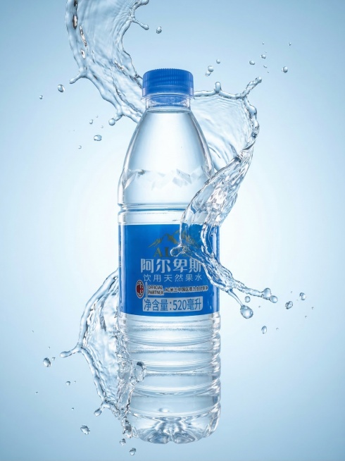 商业静物摄影，主体为阿尔卑斯矿泉水瓶，保持瓶身Logo和文字原样不变，保持主体物理结构不变。透明水溅动态包裹瓶身，浅蓝渐变干净背景，强化瓶身光泽与水的动态感，清爽质感，写实光影，逆光焦散表现透明材质，预览效果