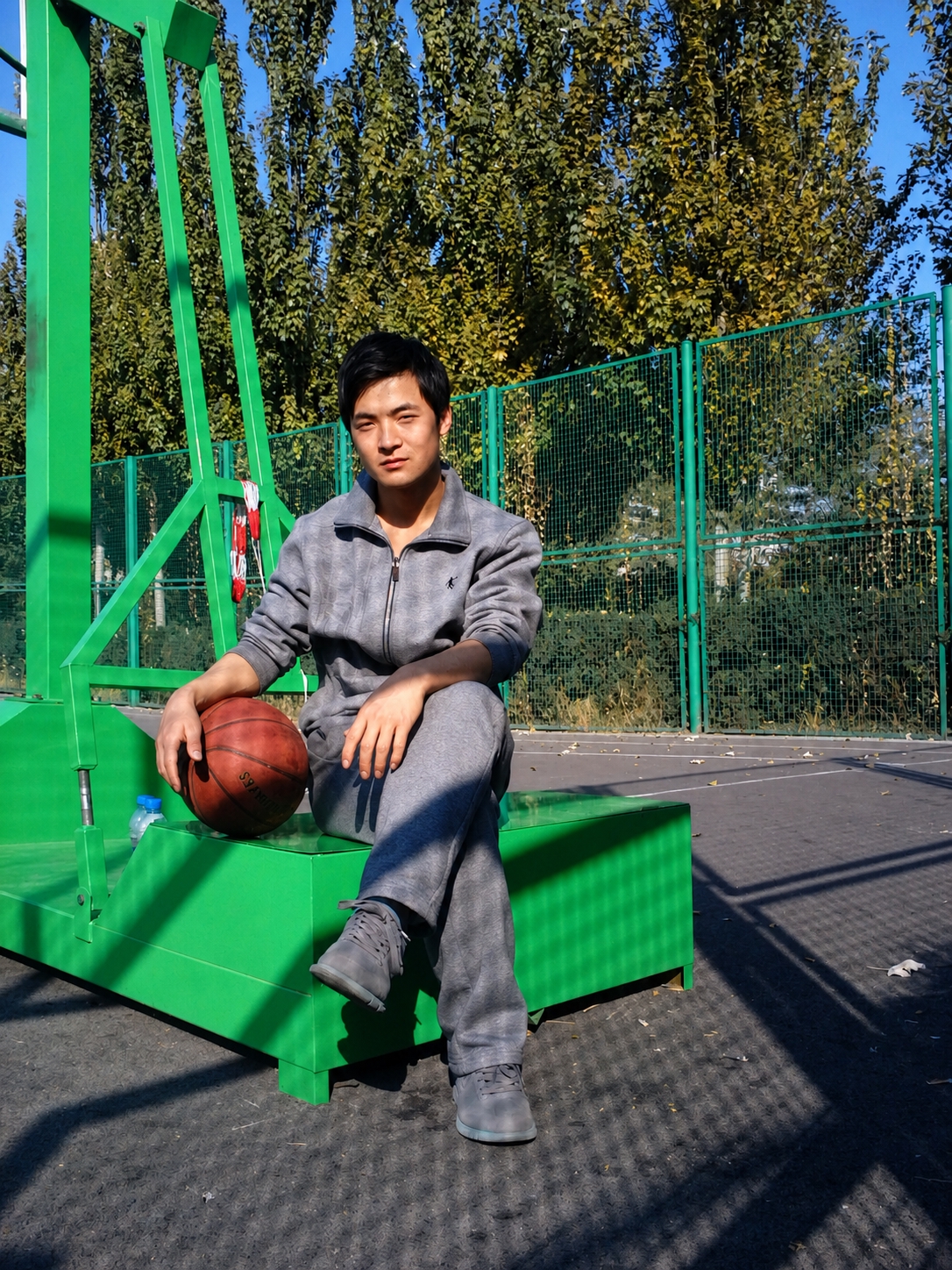 基于原始照片分析真实色彩与清晰度，精确准确还原这张篮球场照片的… - 图片创意预览