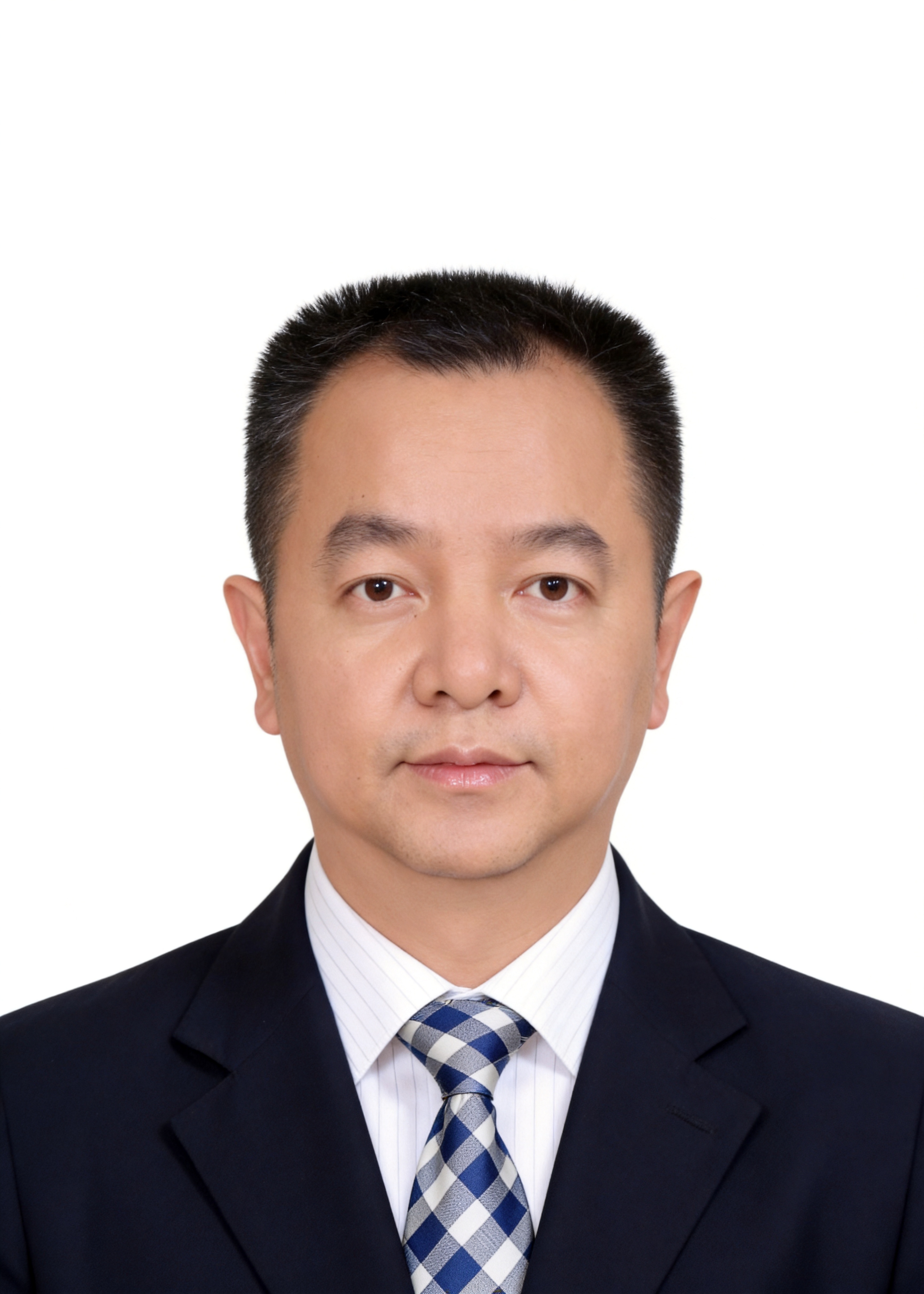 保留第一张图中人物发型、脸型、年龄特征生成标准样式纯正面证件照… - 图片创意预览