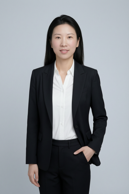 基于参考图生成一张形象照，人物身穿黑色亚面精纺面料西装外套和黑色亚面精纺面料西裤，内搭白色衬衫，背景是简约冷调浅灰色纯色背景，背景光线均匀柔和，呈现均匀柔和质感，极简干净，强化色彩对比的高级感，采用标预览效果