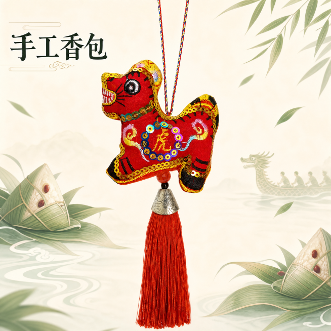 [主图] 端午生肖虎香包商品主图。
[氛围风格] 清新端午国风，传统节日氛围浓厚。
[画质] 商业摄影质感，光线柔和通透，产品细节清晰真实，画面干净高级。
[元素] 保持原香包产品外观（物理结构、刺绣预览效果
