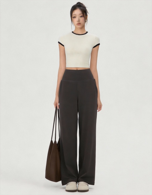 请帮我把第二张图的裤子穿到第一张图的模特身上，其他不变，生成两张图片，不同的动作，图片比例3:4，模特全身图，需要完整显示模特的脸，完整展示模特的脚。纯色背景浅灰色、整体风格简约时尚，光线明亮，画面质预览效果