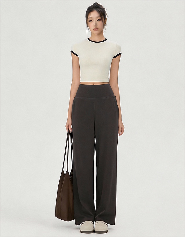 请帮我把第二张图的裤子穿到第一张图的模特身上，其他不变，生成两张图片，不同的动作，图片比例3:4，模特全身图，需要完整显示模特的脸，完整展示模特的脚。纯色背景浅灰色、整体风格简约时尚，光线明亮，画面质感细腻，呈现出时尚穿搭与生活气息结合的展示风格，突出服装的搭配效果。真实自然。