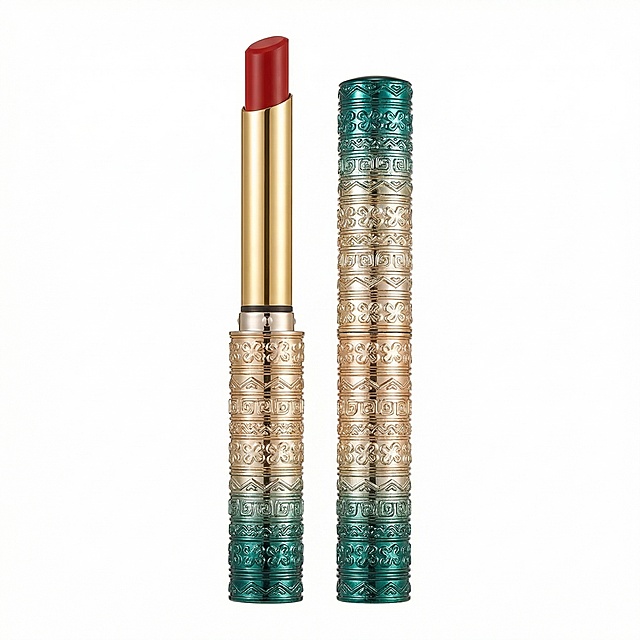 Keep the product appearance 100% consistent with the original image, a vintage carved green lipstick placed in the center of the frame, the background is pure white #FFFFFF, the product occupies more than 85% of the frame, no additional text or decorative elements, the light is soft and even, showing the metallic carving texture of the lipstick tube, the picture is full screen without borders, showing a professional and clean Amazon cross-border e-commerce main image effect