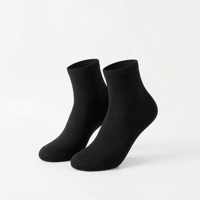 基于原图修改，将袜子颜色改为纯黑色，保留原款式、纹理和摆放位置不变，背景改为纯净纯白色，删除所有文字和装饰元素，产品主体居中，主体占比约85%，光影自然柔和，符合京东电商主图规范预览效果