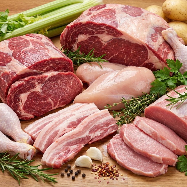 写实风格，多种新鲜鲜肉食材组合，包括生牛肉块、鲜鸡肉、猪肉片，搭配香料，肉色鲜亮有质感预览效果
