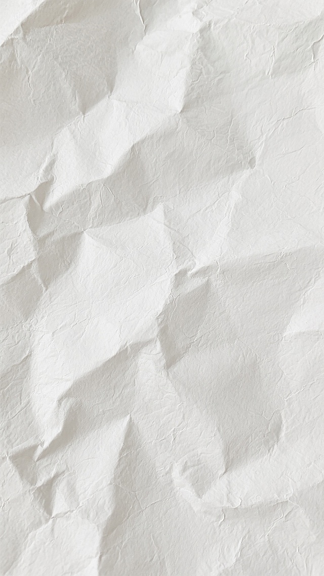 一张具有丰富纹理的白色纸张背景，纸张表面布满自然、不规则的褶皱和细微的纹路，整体呈现出柔和的哑光质感，光线均匀地洒在纸张上，形成微妙的明暗对比，突出纸张的立体感和真实触感，不同区域的纹理走向和疏密程度略有变化，营造出自然且富有层次的视觉效果。