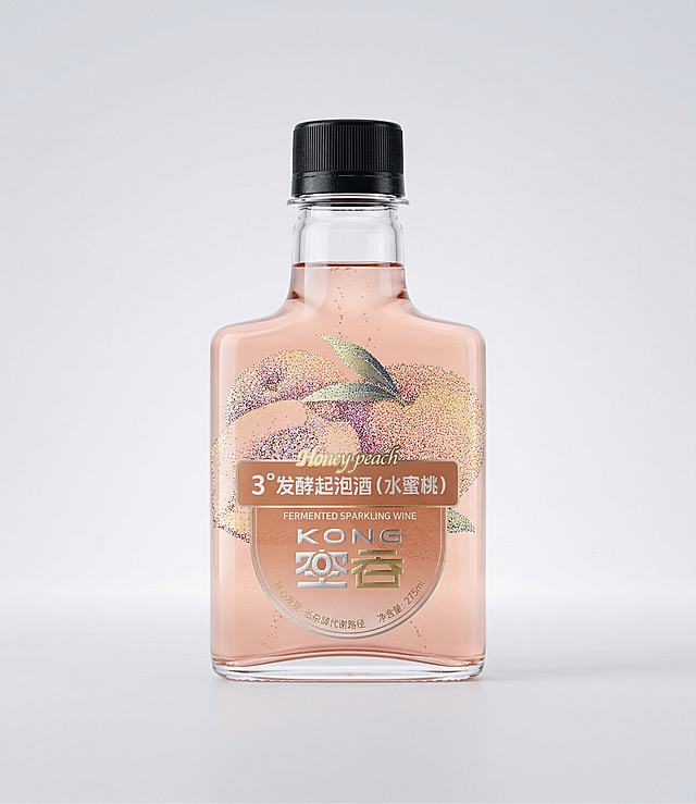 呈现一款桃色标签的果酒，透明玻璃瓶身，PET螺旋黑色盖子，瓶子内部装着粉桃色透明酒液，严格依据原参考图的色彩体系、构图布局与画面比例进行再现。采用三维立体建模与写实渲染技术，展现商品包装的质感，专业摄影灯光布光，高清分辨率逼真摄影效果，透明PVC瓶贴采用印金、印银印刷工艺，瓶贴上的所有图案和文字完整清晰保留，背景使用浅灰渐变。完整保留原瓶贴文字："Honey peach 3°发酵起泡酒(水蜜桃) FERMENTED SPARKLING WINE KONG 空吞 核心发现-低杂醇代谢路径 净含量:275ml"