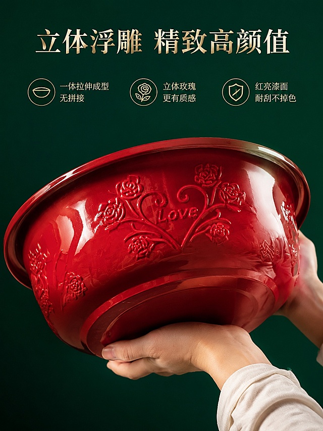[第3屏] 设计细节-侧面玫瑰浮雕工艺展示。本屏使用【图8】侧面手持实拍图。
[氛围/风格] 细节特写质感，展示精致工艺，高级国风氛围
[元素布局] 手持盆体侧面放置中心，占比约70%，保留立体玫瑰浮雕、LOVE字样和盆体造型，所有细节与原图完全一致，背景用简约深绿色突出产品
[光影质感] 侧光打光，突出浮雕立体感和漆面光滑质感，明暗层次清晰
[配色色系] 全局底色 #005533，主色正红盆体，肤色手部，金色阴影点缀
[视角构图] 中心特写构图，聚焦侧面浮雕细节，手持动作自然展示
[文字版式] 顶部主标题「立体浮雕 精致高颜值」，下方三个卖点：一体拉伸成型无拼接、立体玫瑰更有质感、红亮漆面耐刮不掉色，用圆形图标点缀卖点，文字清晰不遮挡浮雕
[比例分辨率] 3:4 竖版比例，4K分辨率，高清画质
[负向提示词] 浮雕模糊，盆体变形，颜色偏差，文字遮挡细节