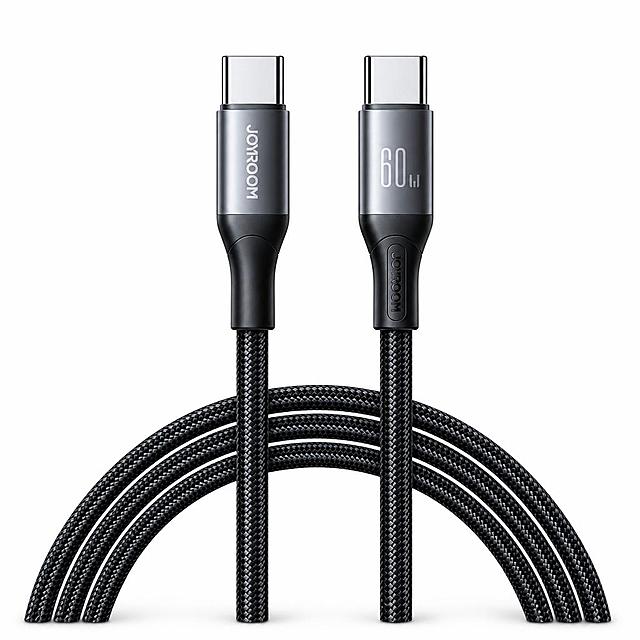 [主图-1] 亚马逊白底首图，商品识别，展示 JOYROOM 60W USB-C to USB-C 编织快充数据线黑色款完整外观。
[统一基调] 跨境电商克制信息图风格，纯白背景，无任何文字、水印、边框、道具或装饰；产品为第一视觉层级，轮廓完整清晰。
[画面] 黑色编织款数据线居中展示，占画面约 85% 以上；两端 Type-C 金属接头朝上，编织线缆自然弯曲成弧形位于下方，完整呈现产品正面视角；金属接头表面印有 JOYROOM 品牌 Logo 与 60W 标识，清晰可辨；产品下方有轻微自然接触阴影，不悬浮。
[光影质感] 商业产品摄影质感，主光从上方偏左 45° 照射，金属接头有细腻高光反射，编织纹理清晰立体，阴影柔和自然，整体干净通透。
[配色] 纯白背景，产品保持原图黑灰金属配色，不添加任何额外色彩。
[文字版式] 无任何文字，完全符合亚马逊白底首图规范。
[输出要求] 1:1 比例，产品清晰锐利，边缘干净无白底残留，无变形、错字、模糊、杂乱、水印、平台 Logo。