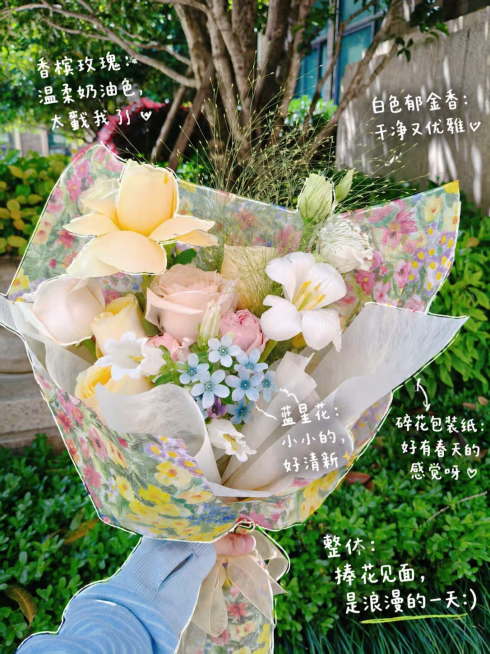 请为这张花束照片添加手绘注释：
1. 沿着花束和包装边缘用白色细线一笔画轻描轮廓，线条随意不工整，保持手绘笔质感
2. 添加中文手写感短句子注释，口语化碎碎念风格：
- 香槟玫瑰：温柔奶油色，太戳我了预览效果