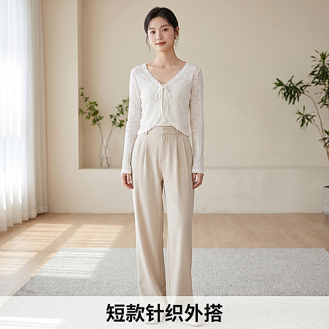 [主图-5] 温柔纯欲风短款针织开衫全身搭配展示图。[氛围风格] 温柔韩系氛围感，松弛生活化，和前四张主图风格统一；[画质] 商业摄影质感、光线柔和通透、产品清晰真实、画面干净高级。[元素] 和主图1同一位年轻亚洲女模特，全身出镜自然站立，展示短款针织开衫搭配高腰阔腿裤的完整穿搭效果，突出短款开衫优化比例的特点，保留针织开衫原有的米白色、花边领口系带、宽松下摆设计。背景为简约浅米色室内空间，浅灰色地毯，少量绿植点缀，不抢主体。保持针织开衫颜色纹理结构与原图一致，杜绝变形色差。商品主体占比控制在60%-80%之间，画面满屏无边框。[光影] 柔和侧窗光，整体光线均匀通透，人物和服装轮廓清晰，层次感自然。[配色] 主色调米白+浅米灰，低饱和度温柔配色，全套图保持统一。[视角构图] 平视全身，模特居中，景深适中。[文字版式] 底部通栏浅灰色半透明蒙层，居中大字写"短款针织外搭"，白色粗体，不遮挡人物主体。[比例分辨率] 1:1 比例，2k 分辨率；文字清晰锐利，画面超高清。[负向提示词] 变形，水印，文字错乱，产品图模糊，背景杂乱，换模特，文字遮挡主体