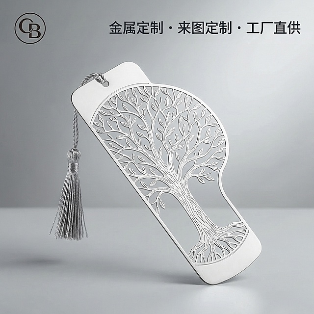 金属书签定制首图，高清质感金属书签居中展示，主体占画面百分之八十，浅灰渐变极简背景，左上角放置一个尺寸不超过两百乘两百像素的品牌LOGO，画面右侧添加短文案：金属定制・来图定制・工厂直供，字体清晰不遮挡产品，光影高级，质感细腻，整体画面干净无水印，符合1688平台上架要求，B端商家风格