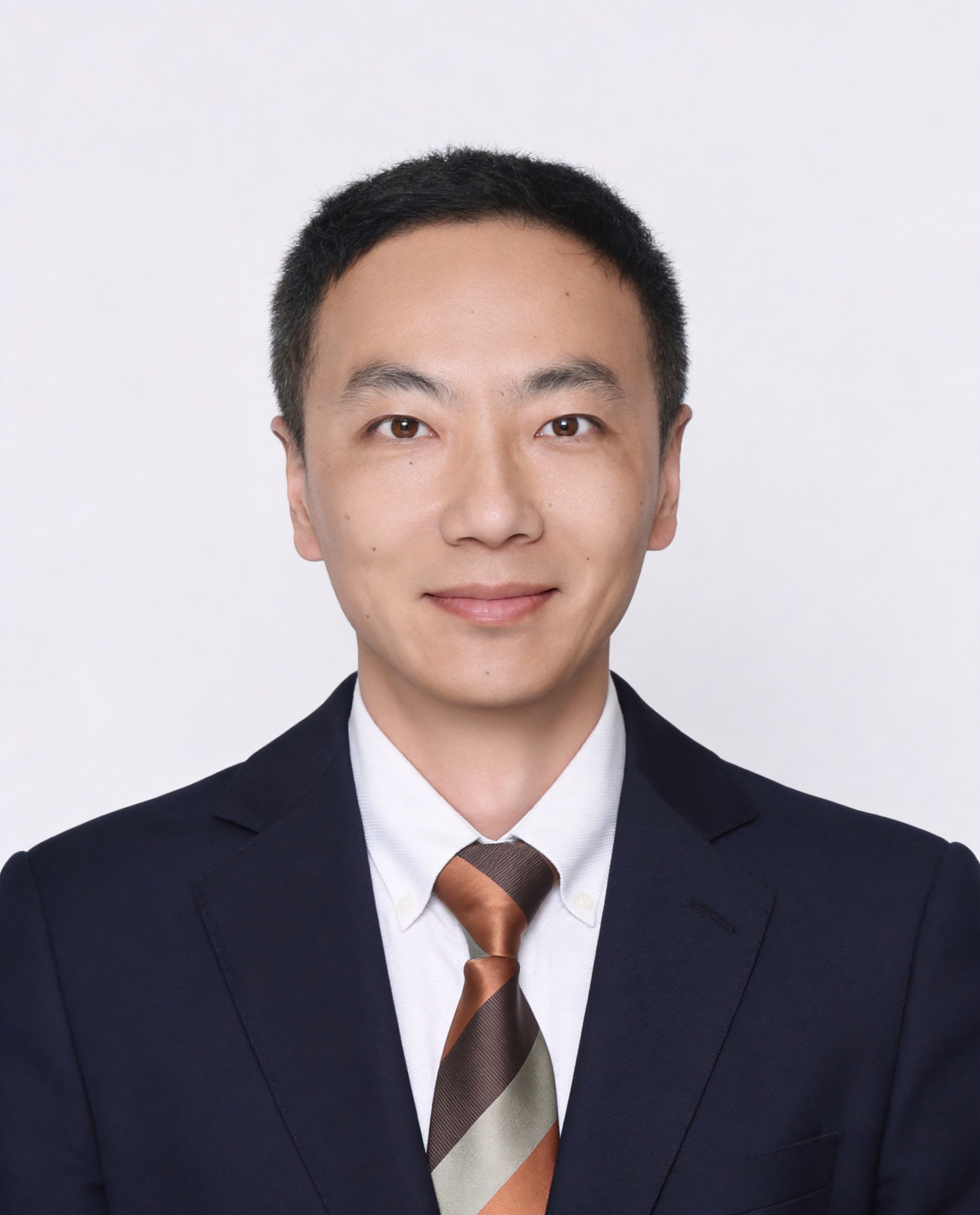 保留第一张图中人物发型、脸型、年龄特征生成标准样式纯正面证件照… - 图片创意预览
