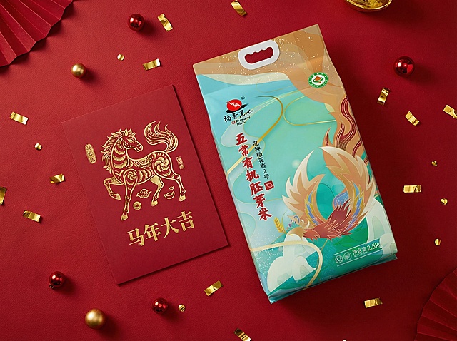 国潮风剪纸艺术融合鎏金元素，红金配色彰显喜庆与中式韵味，马年主题传递民族祝福，礼盒设计兼具传统美感与现代创意。