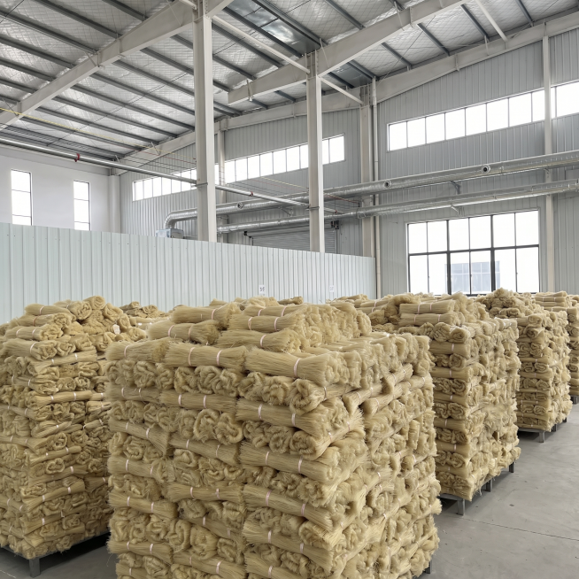 [主图 5] 工厂生产环境全景：展示粉丝货堆与现代化厂房环境的结合；[氛围风格] 高级工业实拍风格,突出专业生产和规模实力；[画质] 商业摄影质感、光线明亮通透、产品清晰真实、画面干净高级；[元素]预览效果