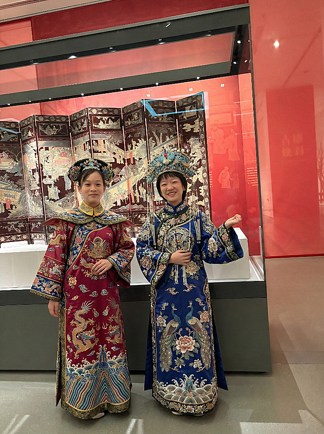 将人物衣服换为端庄美丽的贵妃服