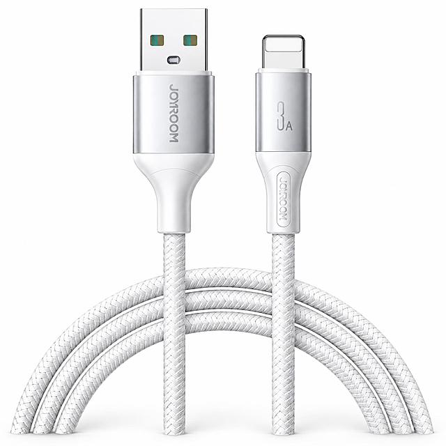 [主图-1] 亚马逊白底首图，商品识别，展示Joyroom USB转Lightning编织快充数据线的完整外观。
[统一基调] 纯白背景，无任何文字、水印、边框和道具，产品占画面85%以上，商业摄影质感，冷调白光。
[画面] 画面中央展示一条白色款Joyroom编织数据线，USB-A端在上左，Lightning端在上右，两端接头竖直朝上，线身自然弯曲成优雅的U形摆放在下方。完整展示银色金属接头外壳、白色编织线身纹理、接头处的Joyroom品牌logo和3A标识。产品轮廓完整不切割，居中对称摆放，视觉重心稳定。
[光影质感] 纯白底棚拍光效，主光从正上方偏前45度打下，产品下方有柔和自然的接触阴影，金属接头有细腻高光反射，编织纹理清晰可见，整体干净通透。
[配色] 纯白背景，产品为银白金属色+白色编织线，保持原图色彩准确。
[文字版式] 无任何文字，纯产品展示。
[输出要求] 1:1比例，产品清晰锐利，边缘干净无白边残留，无变形、无错字、无水印、无平台Logo。