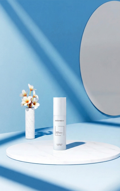 把白色部分补充完整，保证产品的细节不变，赋予其自然光影。产品跟背景融为一体，产品颜色和投影与背景的光影一致，画面效果自然真实，光影刻画加强，保持原来背景色调，商业摄影作品预览效果