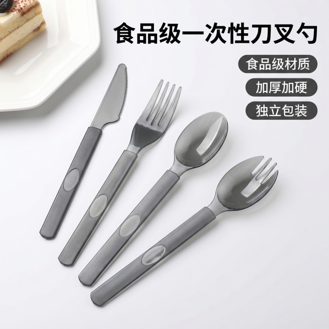 [主图 1] 食品级一次性刀叉勺产品首图
[氛围风格] 简约高级商业摄影风，突出B端源头工厂质感
[画质] 商业摄影质感、光线柔和通透、产品清晰真实、画面干净高级
[元素] 烟灰色一次性刀叉四件套居中预览效果