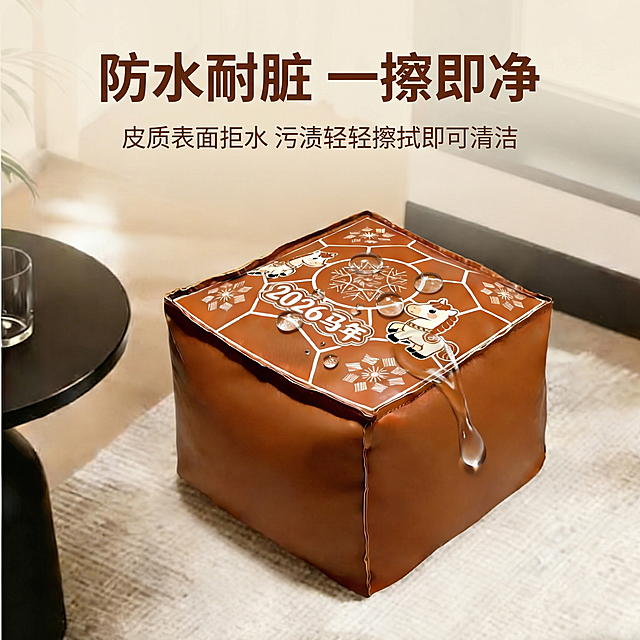 [主图 2] 防水耐脏功能演示图
[氛围/风格] 简约百搭，真实产品场景，自然光清晰展示
[画面元素] 主体为焦糖色方形皮质榻榻米坐垫，保留原产品外观和印花图案100%一致，画面中心特写水滴在皮质表面滚落的演示效果，水珠清晰可见，呈现防水拒水特性。背景为和主图1一致的浅米色温馨客厅环境，保持光影和背景统一，浅景深突出功能演示。
[配色色系] 主色调：焦糖棕（坐垫）；辅助色：透明水珠、米白背景，保持和主图1一致配色。
[视角构图] 特写平视视角，聚焦水滴演示区域，主体饱满。
[文字版式] 顶部主标题 "防水耐脏 一擦即净" 居中悬浮，深棕色粗体大字号；下方小字说明 "皮质表面拒水 污渍轻轻擦拭即可清洁" 浅色字体；画面底部保持干净，不添加额外卖点遮挡主体。文字均不遮挡核心功能演示区域。
[比例分辨率] 1:1 比例，2k分辨率