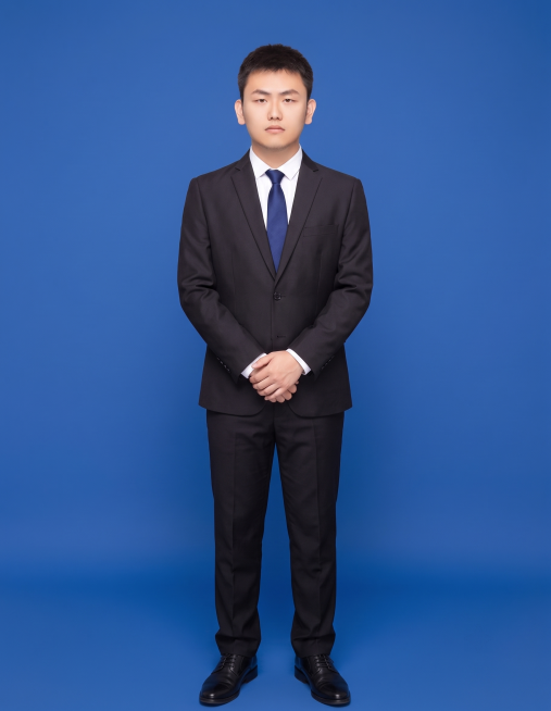 基于原图生成人物全身照，保持人物面部、穿着黑色西装白衬衫蓝色领带不变，保持蓝色背景不变，将图像向下扩展生成完整的全身部分预览效果