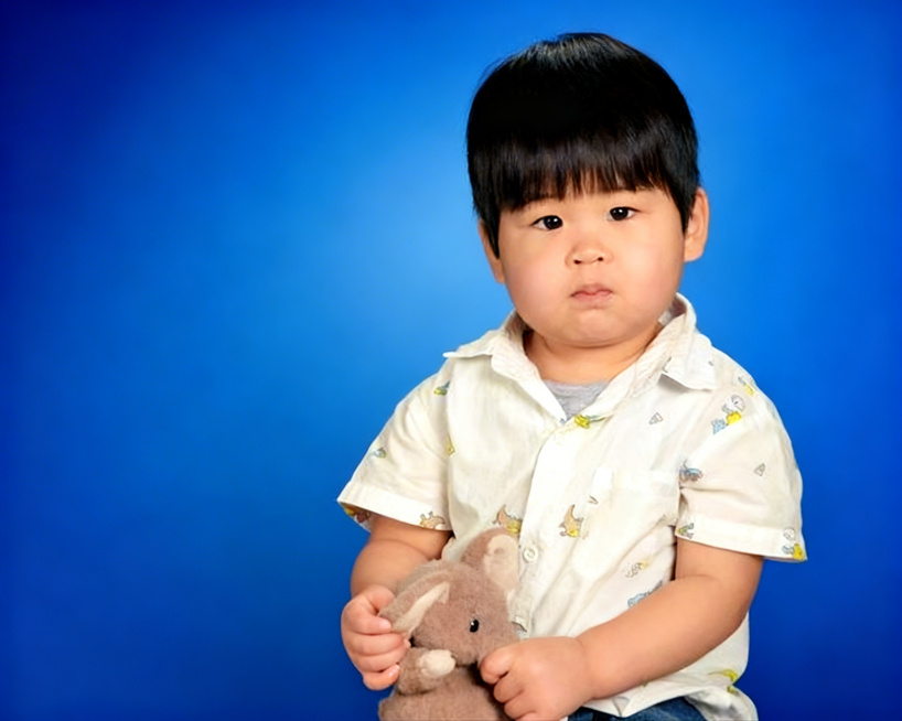 去除图片中的两处英文水印'COPYRIGHT PROTECTED'和'Lifetouch'，修复画质提升清晰度，优化对比度让画面更通透自然，保留原图所有人物和物品细节预览效果