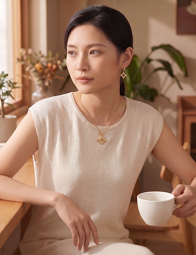 保持模特人物、夏季连衣裙、咖啡厅场景和人物动作姿势完全不变，将项链和耳环首饰还原为参考图1中原版的金色四叶草带钻款式，保持小吊坠尺寸，在模特手边增加一个简约陶瓷咖啡杯，整体色调光线氛围保持不变