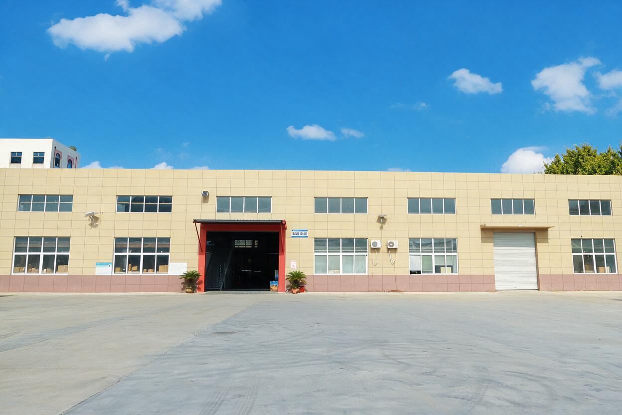 参考第一张图的高端商务建筑摄影风格，将这张厂房照片重绘为相同风… - 图片创意预览