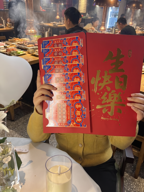 只将图中背景换为烧烤店场景，人物的衣服变为黄色，其余内容保持不变，不改变构图和物体位置预览效果