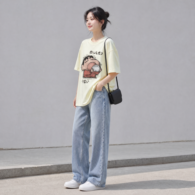 [主图-2] 同一位年轻亚洲女生模特侧身站立穿搭浅黄色蜡笔小新印花短袖。氛围风格：高级松弛感，日常休闲抓拍，韩系时尚风。画质：商业摄影质感，光线柔和通透，产品清晰真实，画面干净高级。元素：模特全身完整预览效果