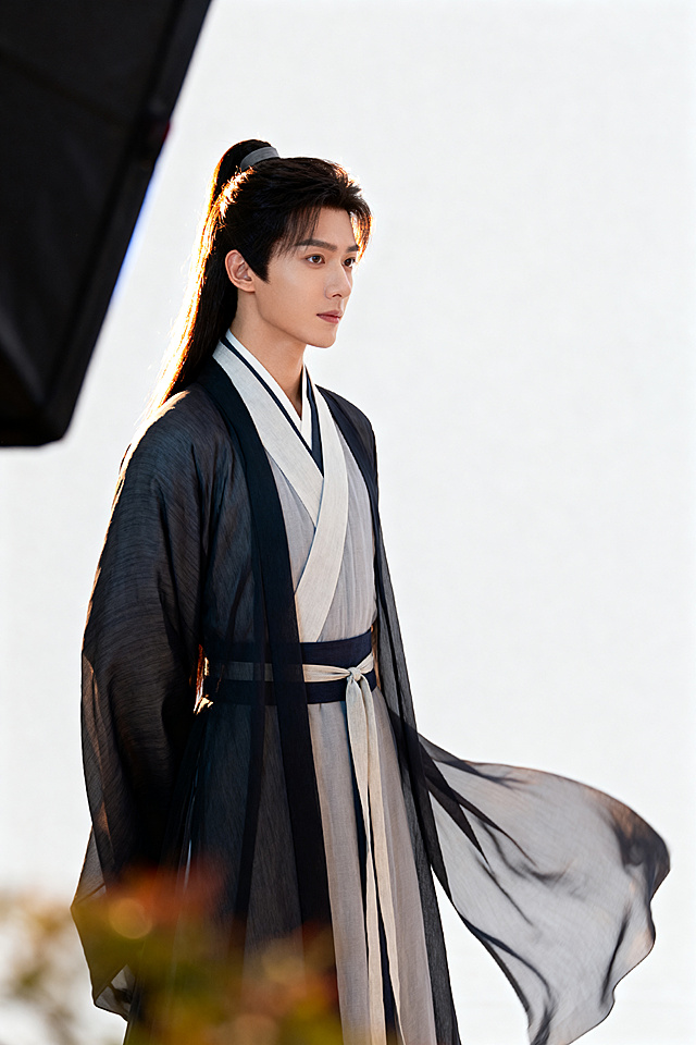 影视级高颜值帅气古风男子，侧面站立，穿着传统汉服，纯白色背景，高清质感，细节丰富，影视级光影，全身人像