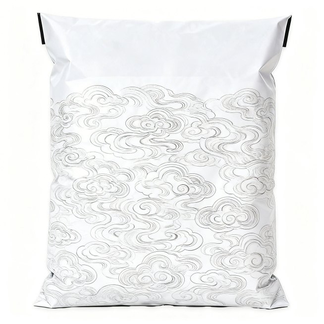 在这个白色快递袋表面，设计一款国潮国风祥云纹样满版图案，和之前两款图案风格不同，保持快递袋原有外形和褶皱质感，图案铺满整个快递袋白色区域预览效果