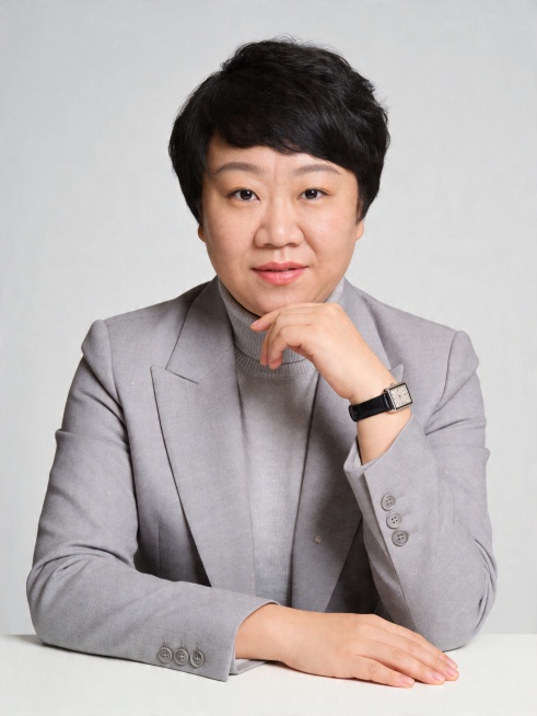 参考第一张图保留人物脸型､发型､年龄特征生成简约高级感轻熟风人像写真,肤色白皙肤质细腻,风格优雅温柔､质感精致｡50mm焦段,F/4光圈(F/2.8-F/4区间),相机与人物距离3米,横向16:9比例预览效果