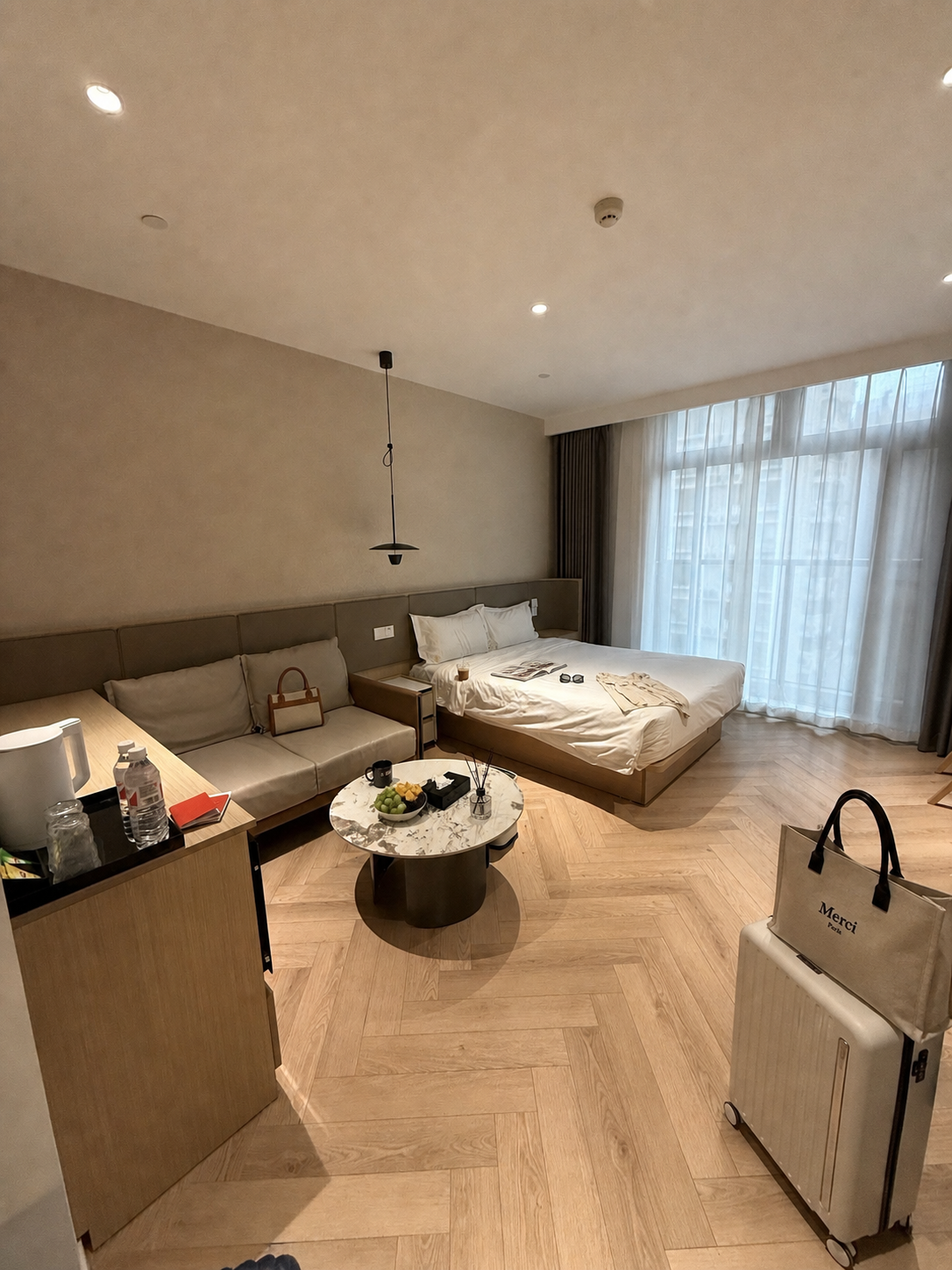 保持房间原有布局、家具、灯光和整体风格完全不变，仅添加以下物品… - 图片创意预览