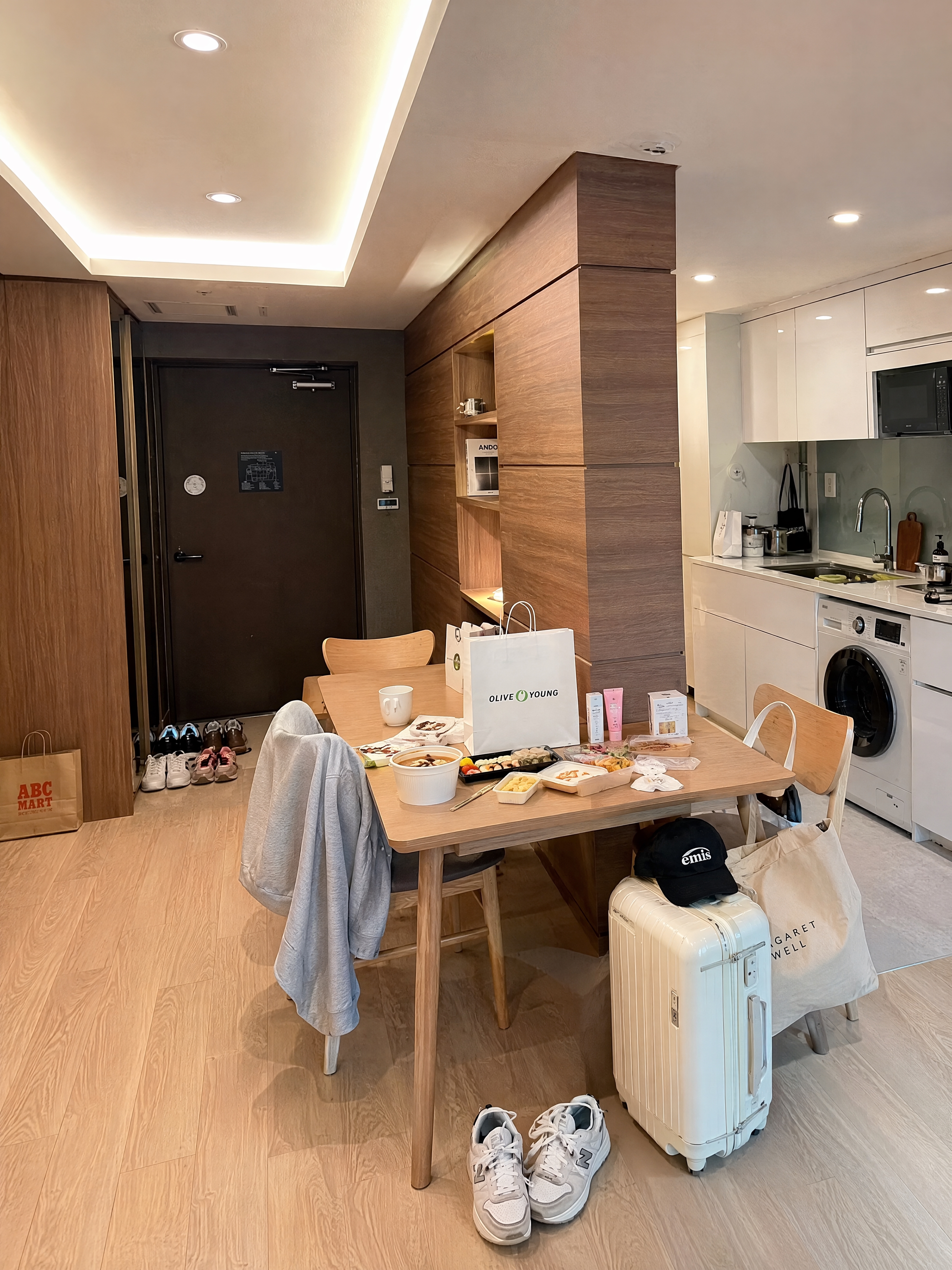 首尔酒店公寓式客房客餐厅与厨房场景，木质隔断墙，餐桌餐椅，开放… - 图片创意预览