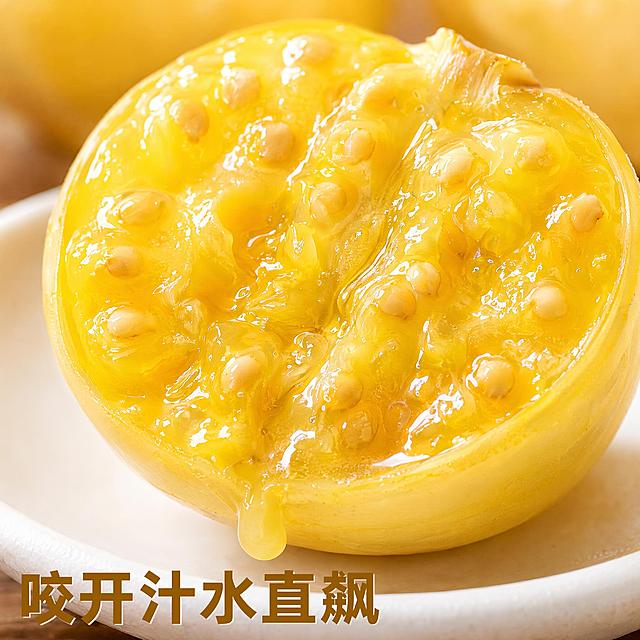 [主图3] 细节特写-姑娘果果肉汁水微距展示
[氛围风格] 微距食欲风，突出饱满汁水，诱人食欲
[画质] 超微距高清摄影，果肉纹理清晰可见，质感真实
[元素] 对半切开一颗普通浅黄色外皮姑娘果，剖面朝上，放置在白色陶瓷盘上，淡黄色果肉汁水饱满，汁水微微渗出剖面，果籽清晰分布；果子占画面约75%，近距离放大细节，保持果肉新鲜水润状态；姑娘果外皮为普通浅黄色无紫纹
[光影] 侧方柔光打亮剖面，汁水反光清晰，果肉纹理突出，立体感强
[配色] 主色淡黄色果肉，辅助色白色盘、浅棕木桌
[视角构图] 微距平视，完全聚焦果肉剖面细节，景深较浅，背景虚化
[文字版式] 左下文字标注"咬开汁水直飙"，深黄色加粗字体，不遮挡核心剖面，文字清晰可读
[输出要求] 1:1比例，文字清晰可辨，2K超高清商业摄影质感
[负向提示词] 紫纹外皮，果肉干枯，切开变形，颜色怪异，细节模糊